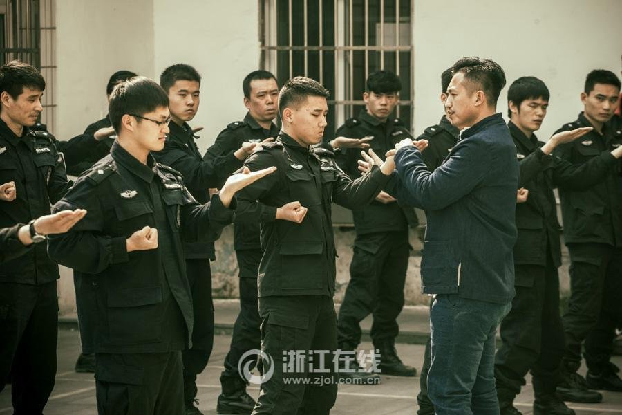 Police officers learn Wing Chun in E. China