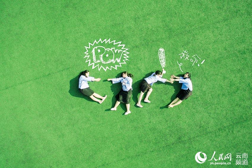 Innovative 'green earth' graduation photos go viral