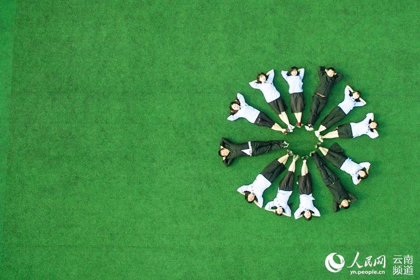 Innovative 'green earth' graduation photos go viral