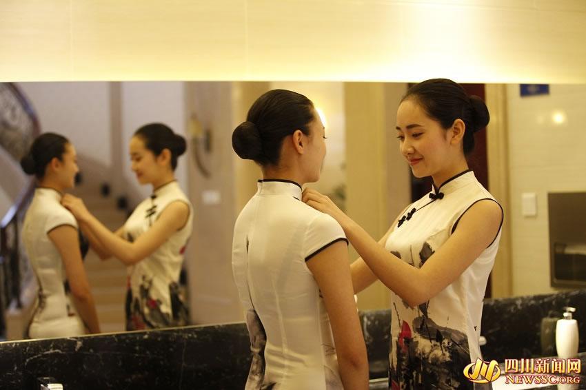 Candidates wear cheongsam to attract attention in flight attendant interview