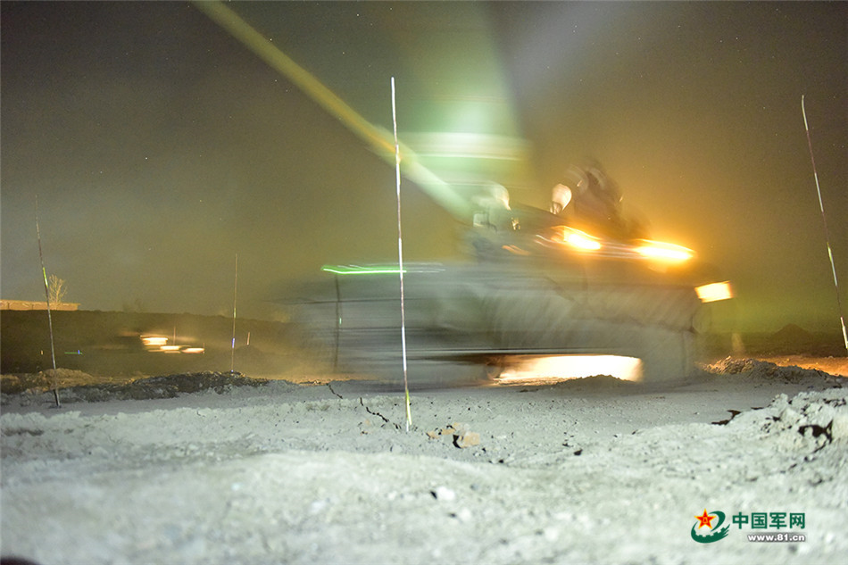 Night drill of PLA's armored regiment 