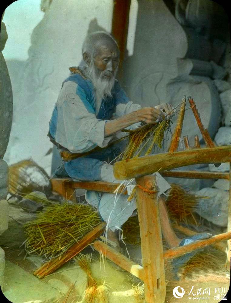 Old photos record the change of Sichuan over a century