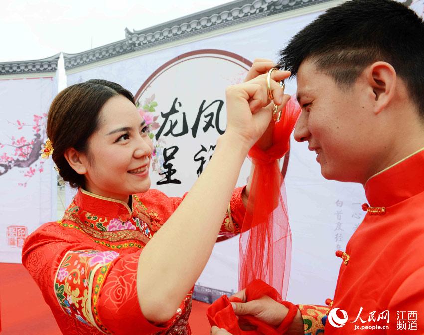 50 couples have traditional group wedding in Wuyuan