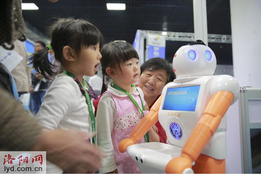 Robots from home and abroad gather in C. China
