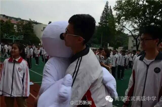 High school principal dressed up as ??Baymax? to ease students' stress for the Gaokao