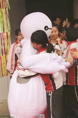High school principal dressed up as ??Baymax? to ease students' stress for the Gaokao