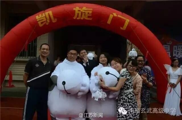 High school principal dressed up as ??Baymax? to ease students' stress for the Gaokao