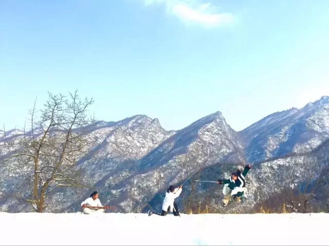 Man takes wife and daughter to the mountains to live a natural and unrestrained life