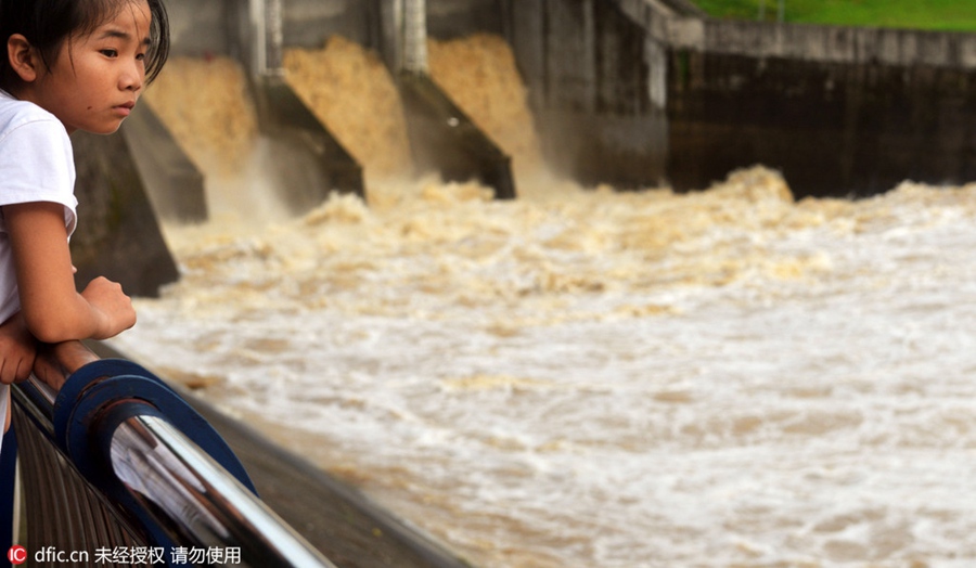 Spectacular flood discharges in Anhui