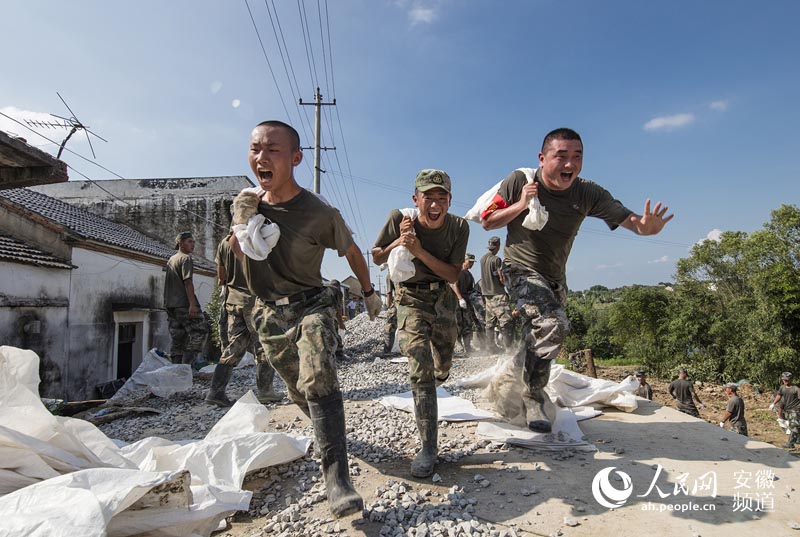 Photographer captures emotional scenes from flooding in Anhui