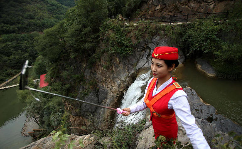 Future flight attendants broadcast physique training on cliff