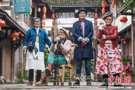 Fashionable photos of nonagenarians hit the Internet