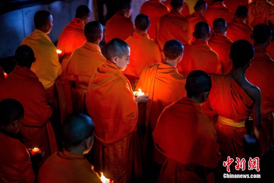 Buddhists light candles, pray for peace on border between China and Myanmar