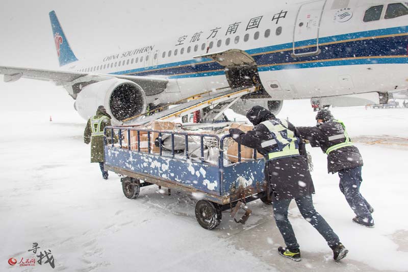 Airport staff work through heavy snow in Shenyang
