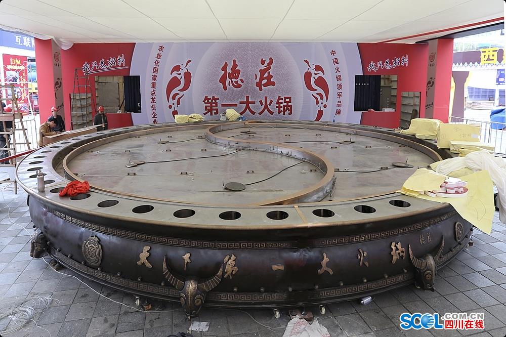 56 people eat from world's biggest hotpot