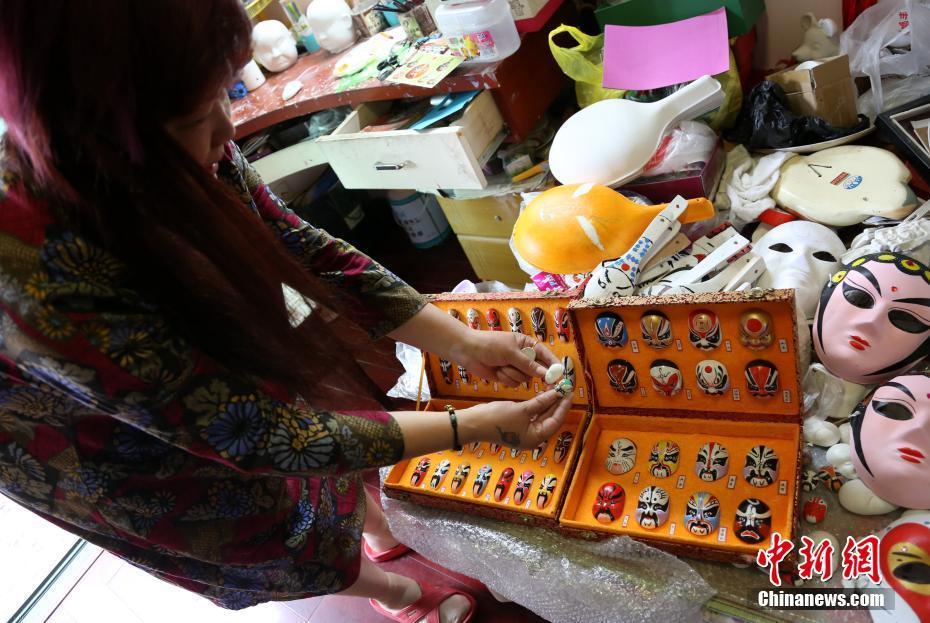 Retired Wuhan woman paints 6,000 Peking opera masks 