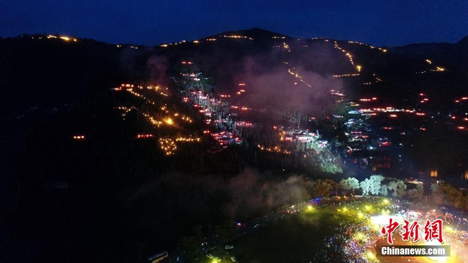 Torch festival lights up night sky in Sichuan