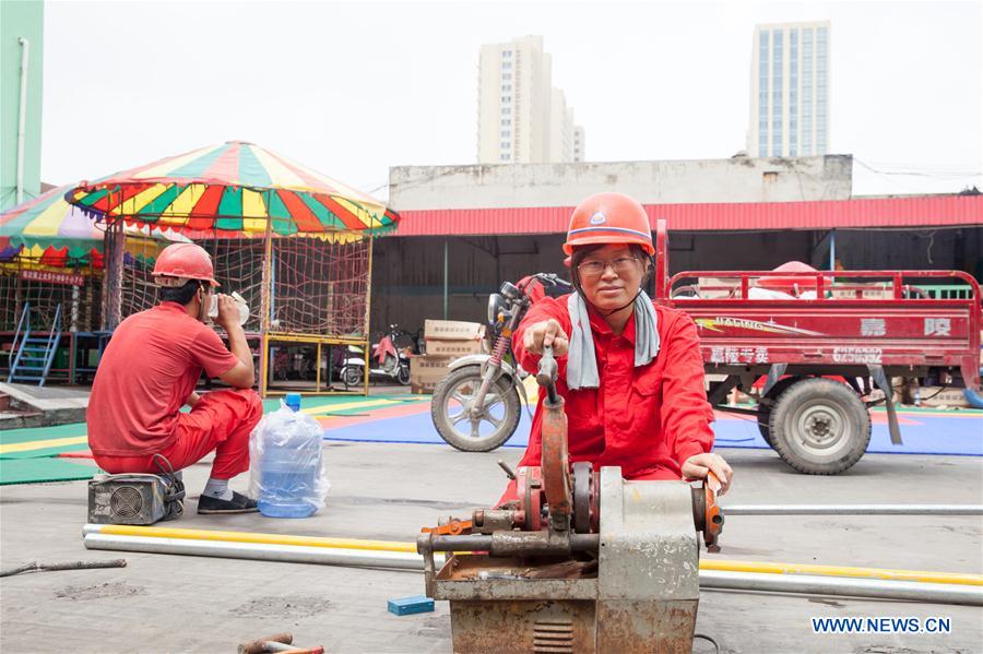 Outdoor work continues despite sweltering weather across many parts of China