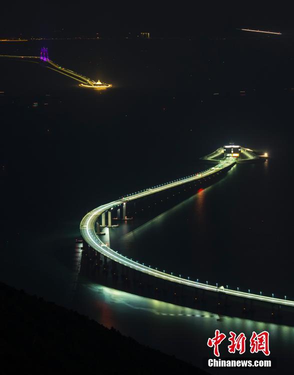 Hong Kong-Zhuhai-Macao Bridge shines at night