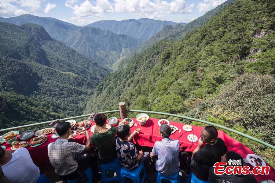 Jaw-dropping cliff restaurant opens in Zhejiang