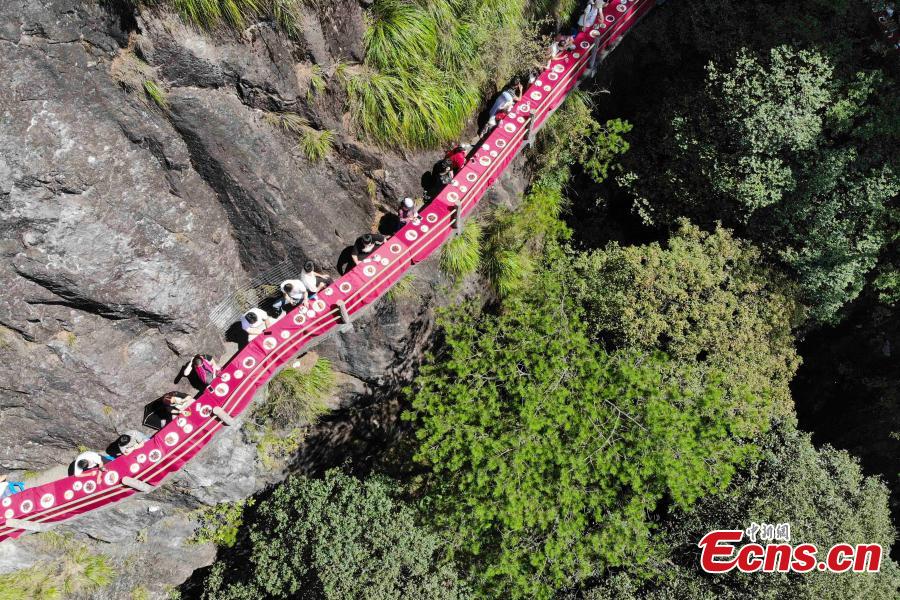 Jaw-dropping cliff restaurant opens in Zhejiang