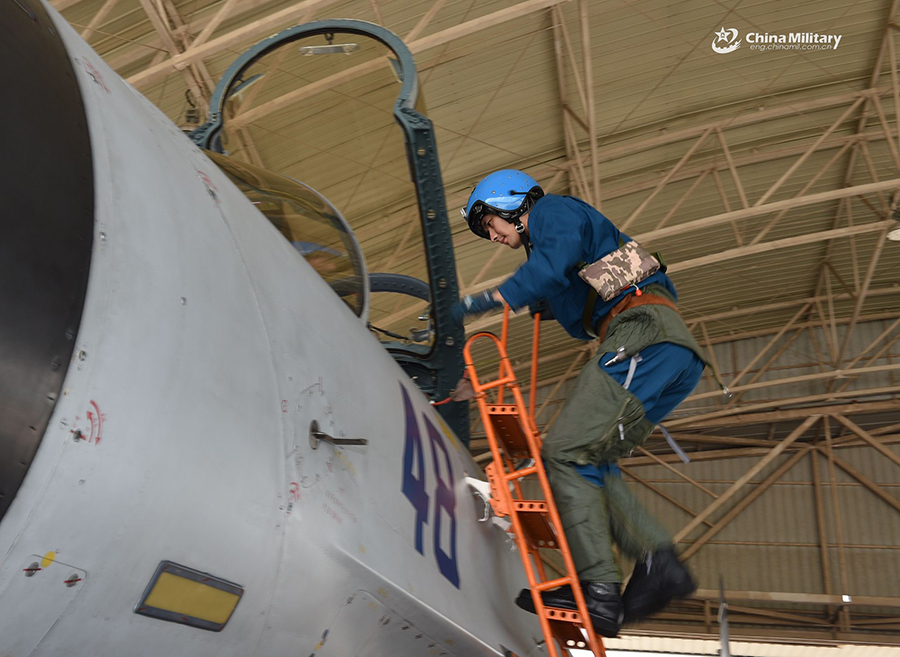 Fighter jets conduct flight training near S. China Sea