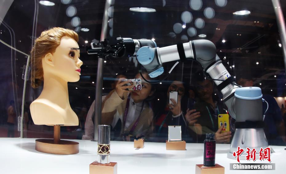AI robot that can do makeups exhibited at CIIE