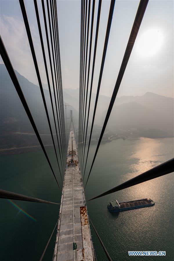 Closure of bridge with 470-meter main span finished in China's Hubei