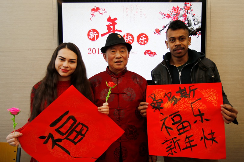 Foreign students celebrate Chinese New Year with local folk artisans in Shandong