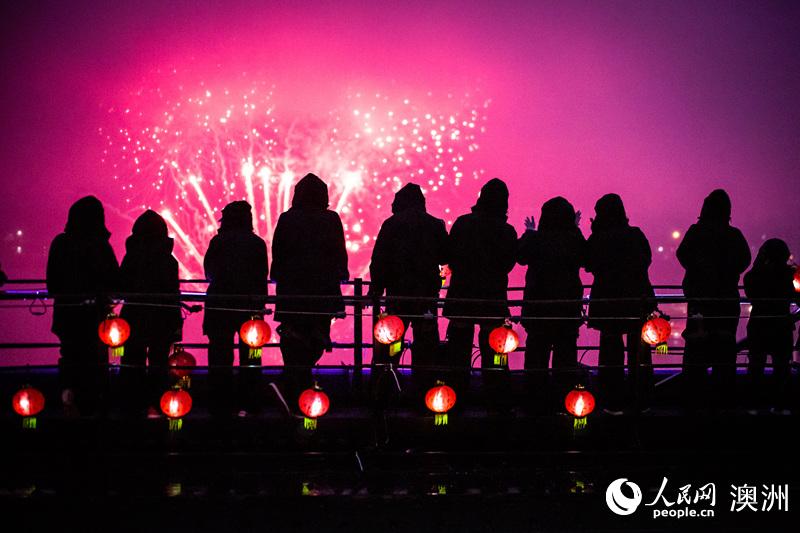 Chinese families ascend Sydney Harbour Bridge with lanterns to welcome the Lunar New Year