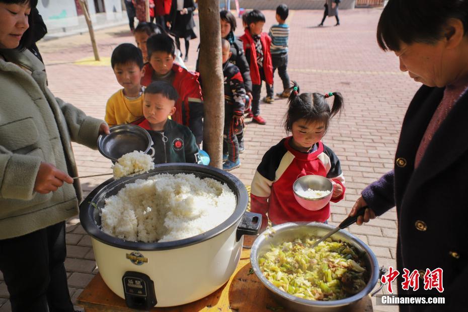 Aviation science enters rural school in central China