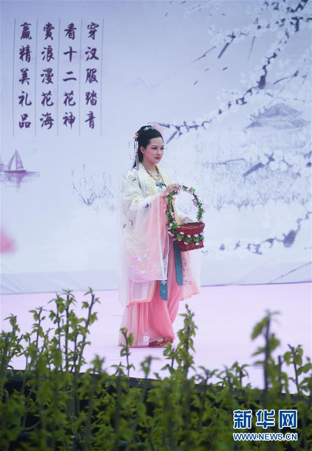 Foreigners wearing Hanfu enjoy spring scenery in E China