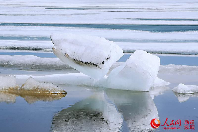 Lake thaws in NW China's Xinjiang