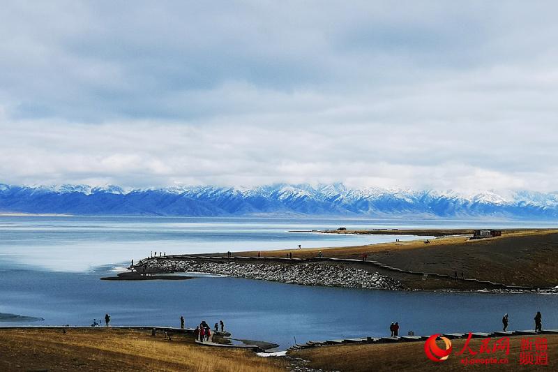 Lake thaws in NW China's Xinjiang