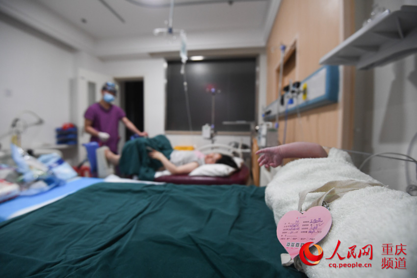 Male midwife delivers over 600 babies in SW China