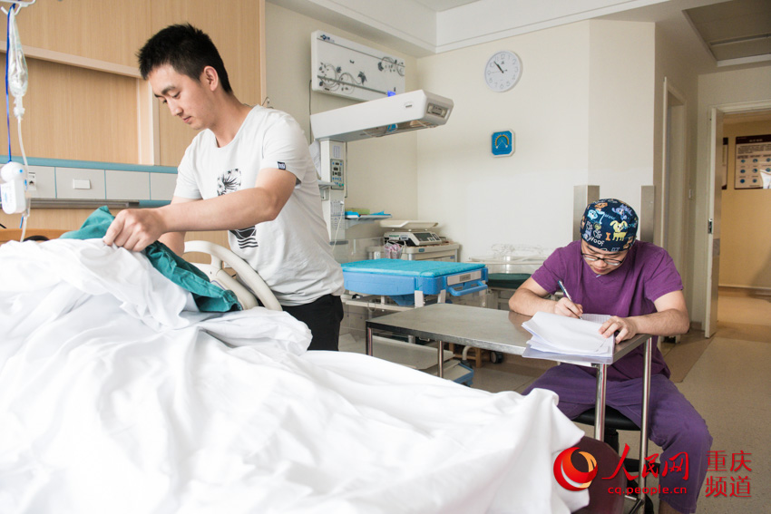 Male midwife delivers over 600 babies in SW China
