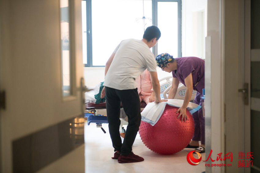 Male midwife delivers over 600 babies in SW China