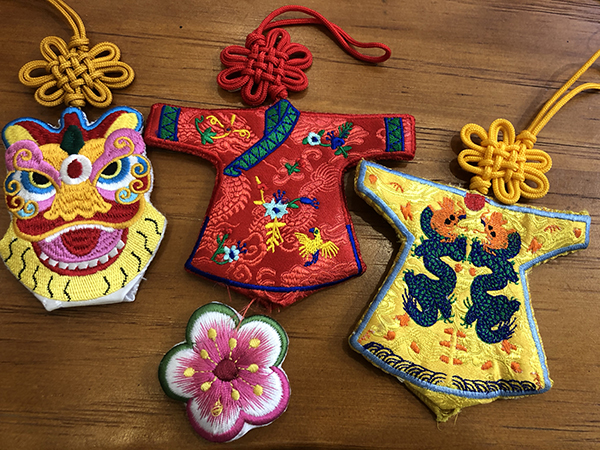 Chinese inheritor of intangible cultural heritage demonstrates sachet-making technique at 2nd CIIE