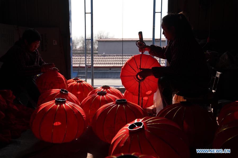 People make red lanterns to meet market demand in China's Hebei