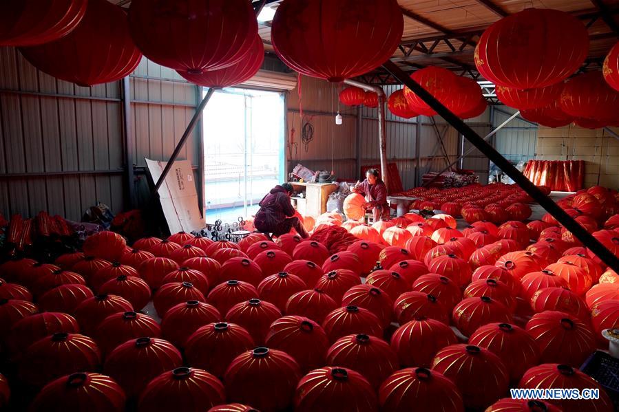 People make red lanterns to meet market demand in China's Hebei
