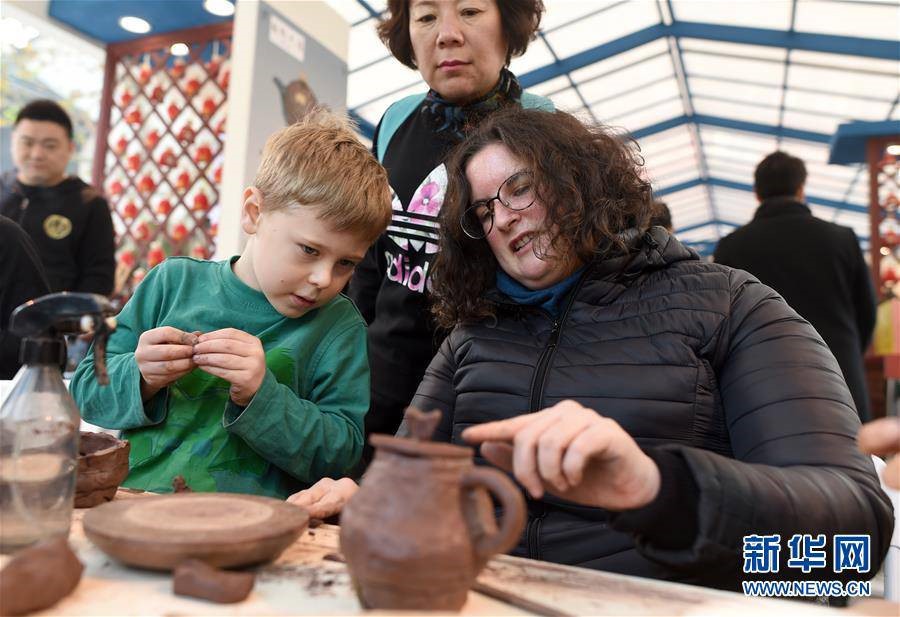 Foreigners enjoy Chinese intangible cultural heritage at Zhejiang