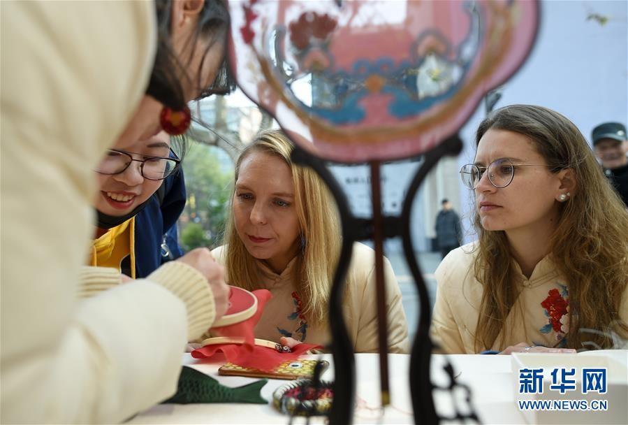 Foreigners enjoy Chinese intangible cultural heritage at Zhejiang