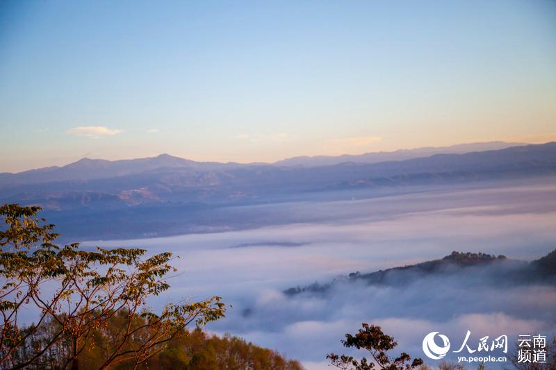 Breathtaking sea of clouds over Jingmai Mountain in Yunnan