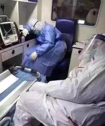 Doctors' sleeping postures bring netizens to tears