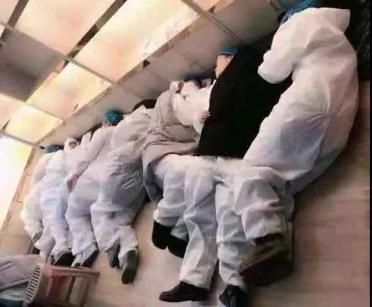 Doctors' sleeping postures bring netizens to tears