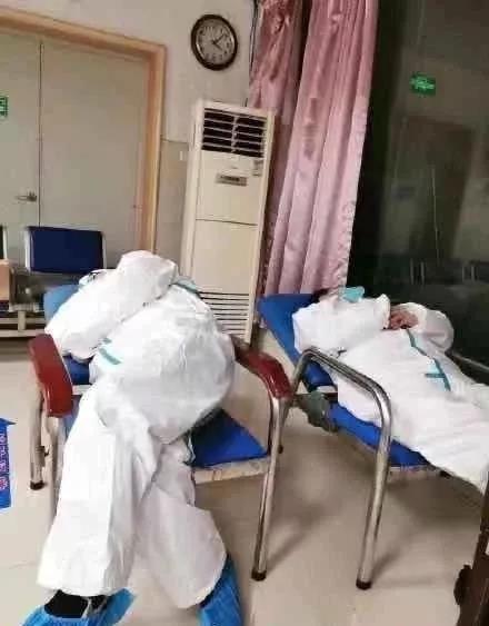 Doctors' sleeping postures bring netizens to tears