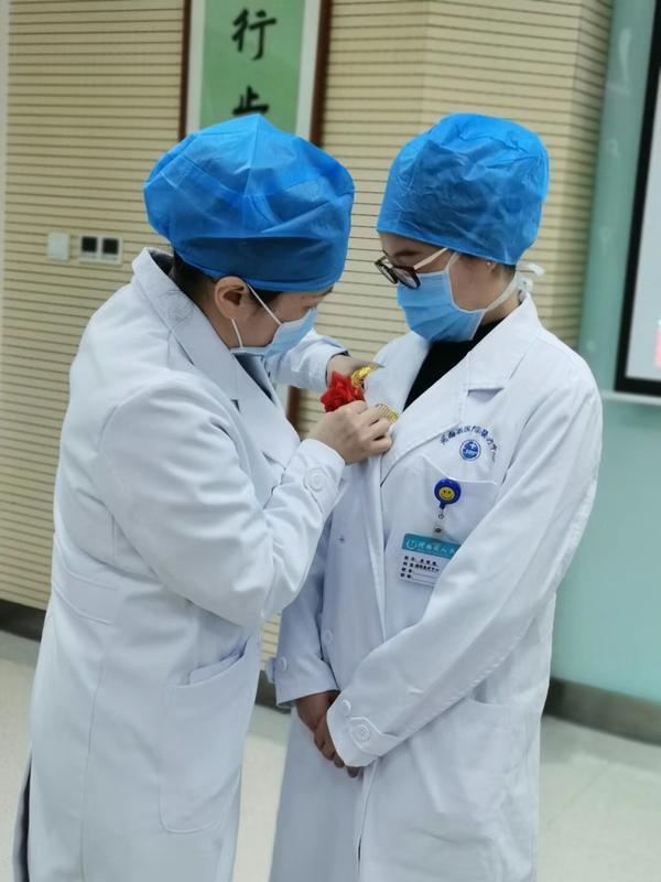 Special wedding for Chinese doctor couple battling epidemic