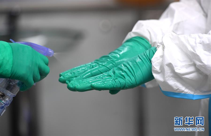 Couple work in same lab to fight against coronavirus