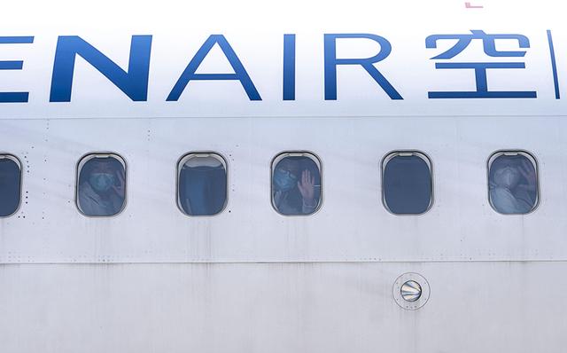 Medical team members leave Wuhan with ‘limited edition’ boarding passes