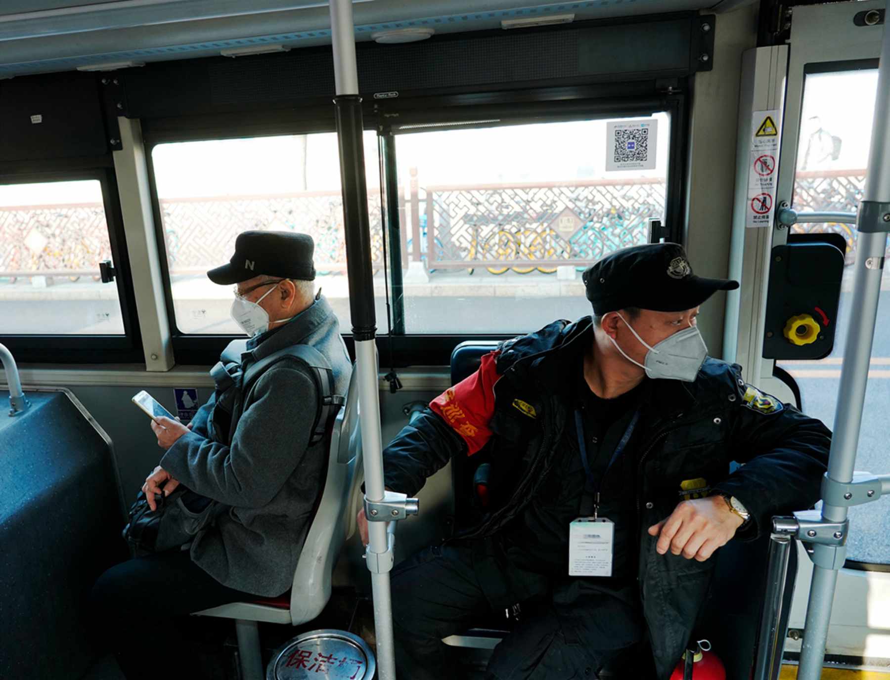 Beijingers stick to their posts despite epidemic outbreak